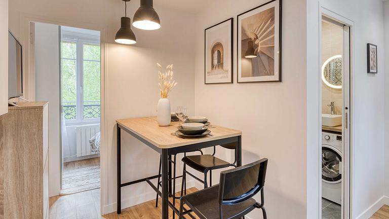 44 m² große, komplett möblierte Wohnung im 1. Stock eines Gebäudes mit Aufzug