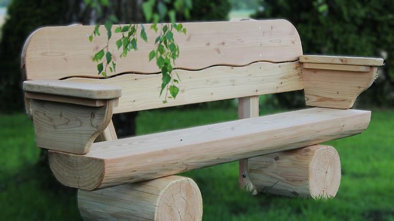 Gartenbank mit Armlehnen. Sitzbank. Rentners Geschenk.