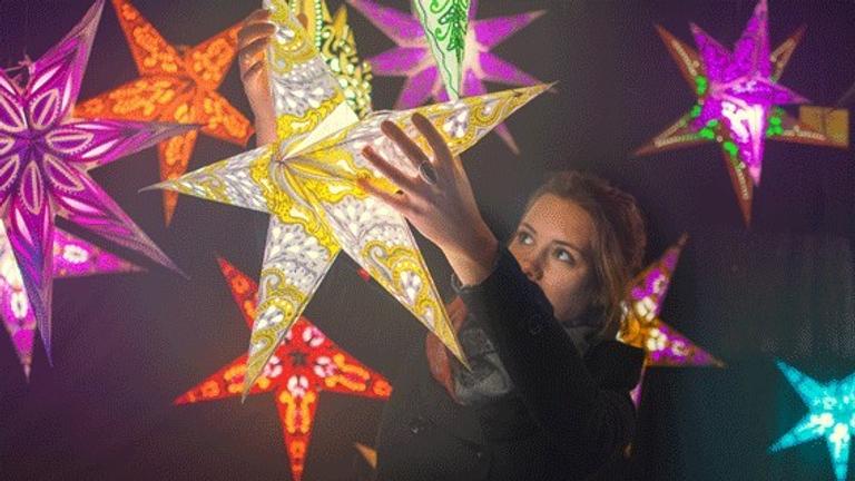 Verkäufer:in für Fair Trade Sterne auf Münchener Weihnachtsmarkt