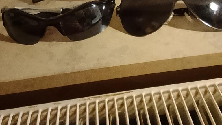 4 Sonnenbrillen. 6 Euro