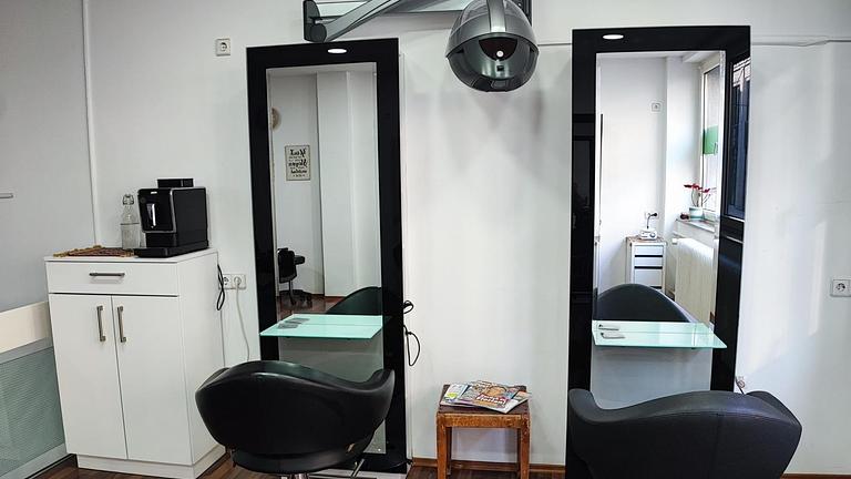 Biete Friseureinrichtung von Olymp aufgrund von Geschäftsaufgabe