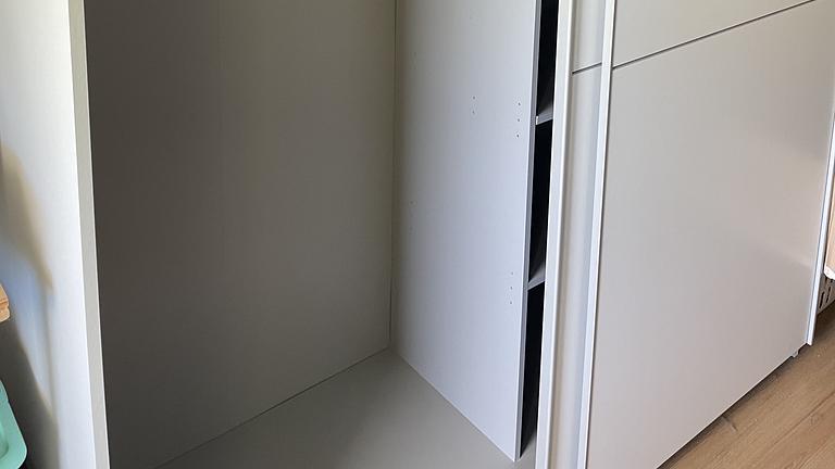 Kleiderschrank mit Schiebetüren