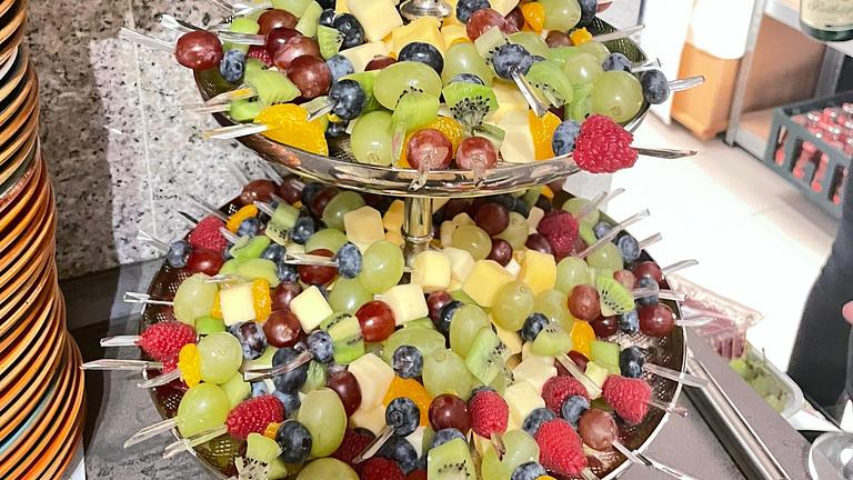 Küchenhilfe und Servicekräfte und Barkeeper