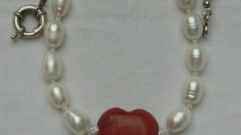 Herzkette, rotes Karneolherz mit weisser Süsswasserperle