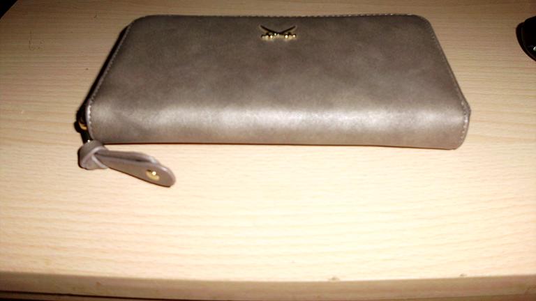 gebe ein sehr schöne portmanee in leder ab es ist neu und unbenutzt