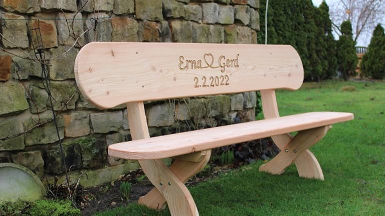 Rustikale Gartenbank aus Lärche mit Gravur. Hochzeitsgeschenk.