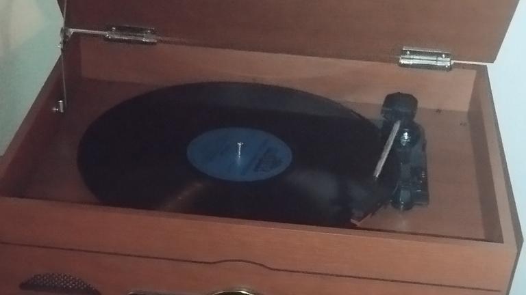 Schallplatten Spieler mit Unterschränkchen zu haben