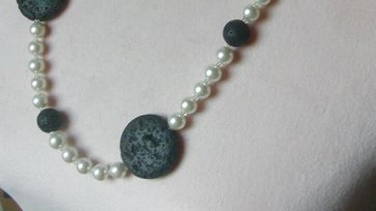 Perlen-Lavakette, Longkette, sportlich, chic und elegant
