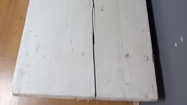 Holzkiste Alt Weiß 96 mal 59 mal 54 cm für 25 Euro
