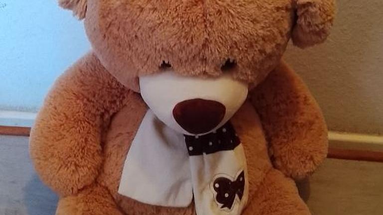 Kuscheliger Teddybär mit Schal, Waschbar, 30 Grad