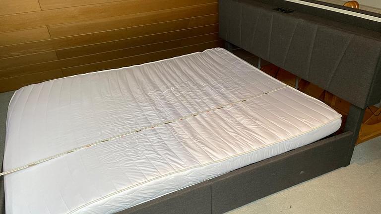 Doppelbett mit Matratze und Lichtkopfteil (3 Monate alt, wg Wegzug zu verschenke