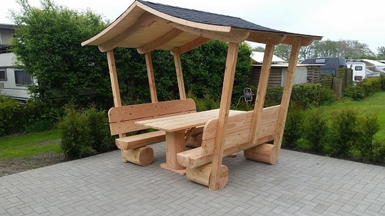 Gartenlaube. Überdachte Gartenmöbel. Holzmöbel.