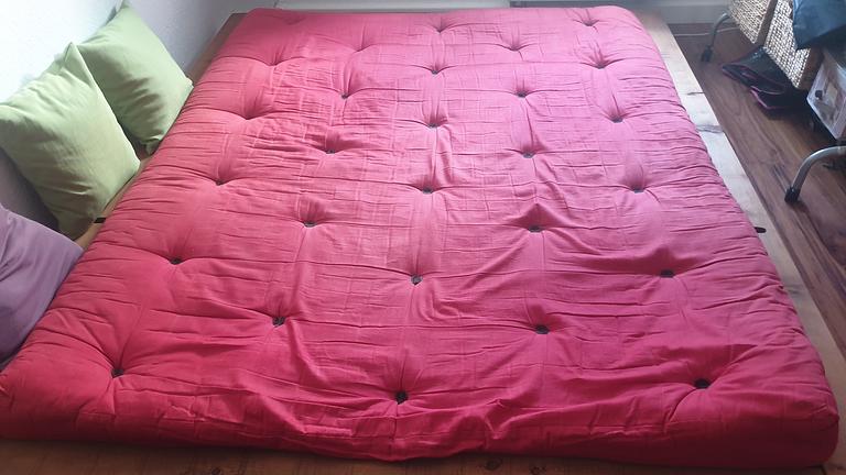 Handgefertigtes Balkenbett aus Massivholz