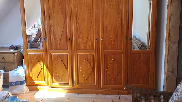 Kleiderschrank zu verschenken (nur für Selbstabholer)