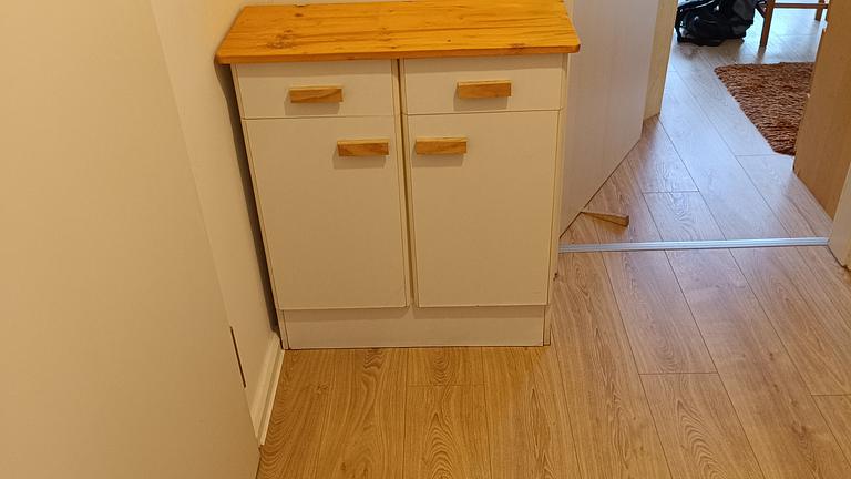 Holzschrank