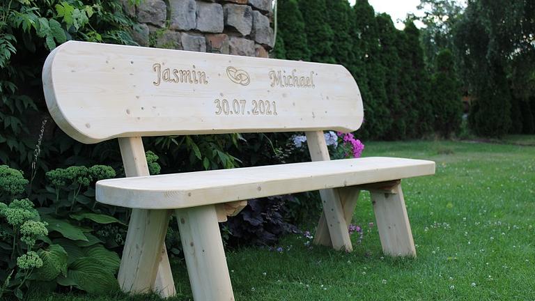 Gartenbank aus Leimholz mit Gravur. Hochzeitsgeschenk.  Rentners Geschenk.