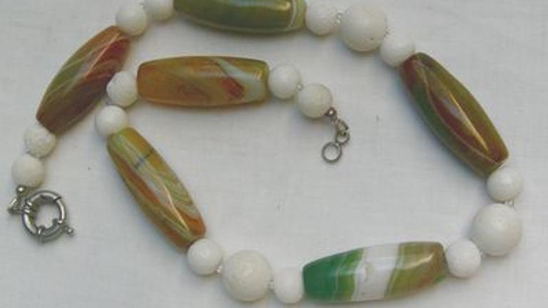 Edelsteinkette, Achat mit weisser Koralle