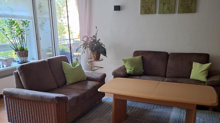 Couchgarnitur mit Tisch und Teppich