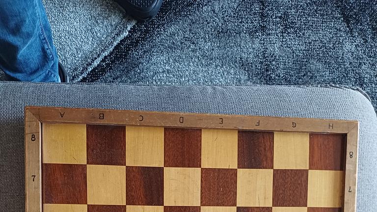 Holzschachbrett mit Figuren