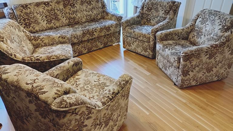 Sessel (vier zusammen = 70€) oder einzeln abzugeben