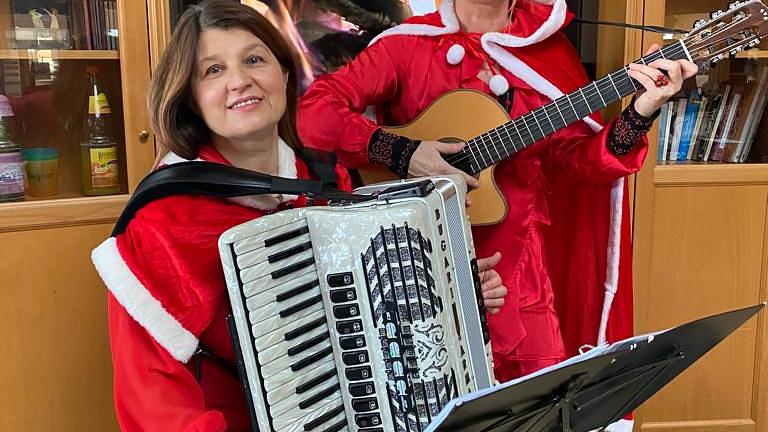Bieten stimmungsvolle Weihnachtsmusik mit Akkordeon, Gesang und Gitarre