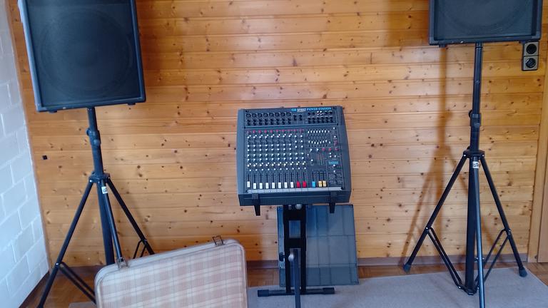 PA / Gesangsanlage komplett, mit Ständern und Kabeln