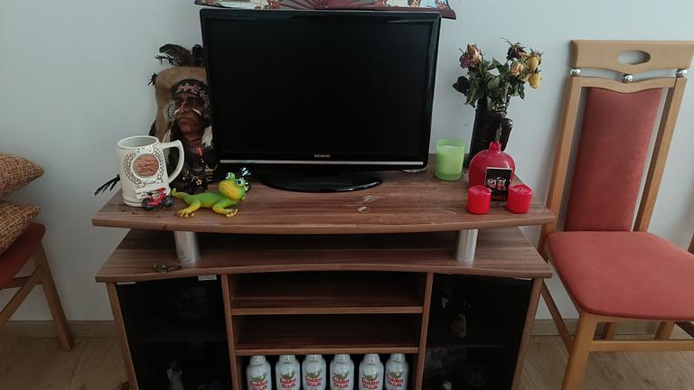 Fernseher mit Fernsehtisch