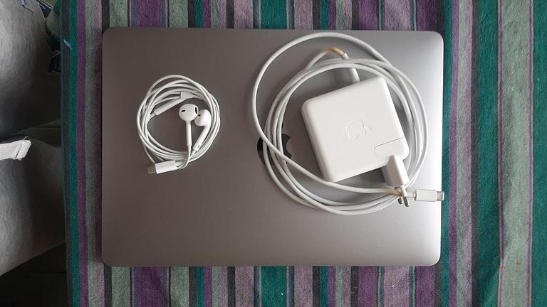 MacBook Pro 2020 wie neu 350€