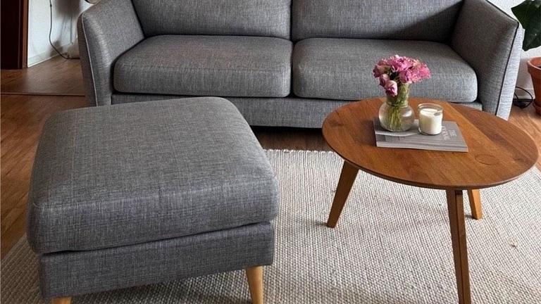 Graues Sofa mit Hocker zu verkaufen