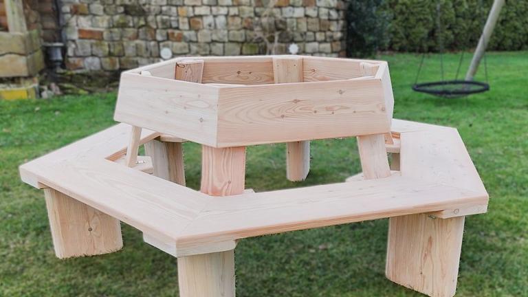 Baumbank. Krongartmöbel. Holzmöbel. Gartenbank.