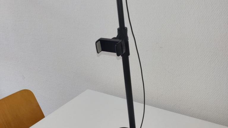 eine Tischlampe mit der  Handyhalterung (abnehmbar)