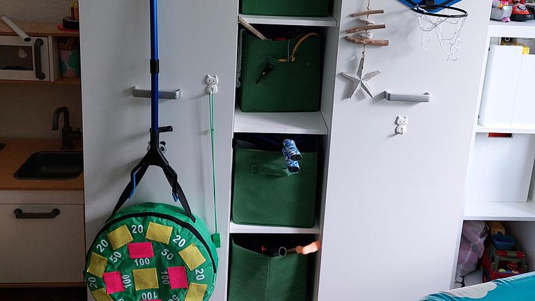 Schreibtisch, Doppelstockbett, Schrank und Stuhl zu verschenken