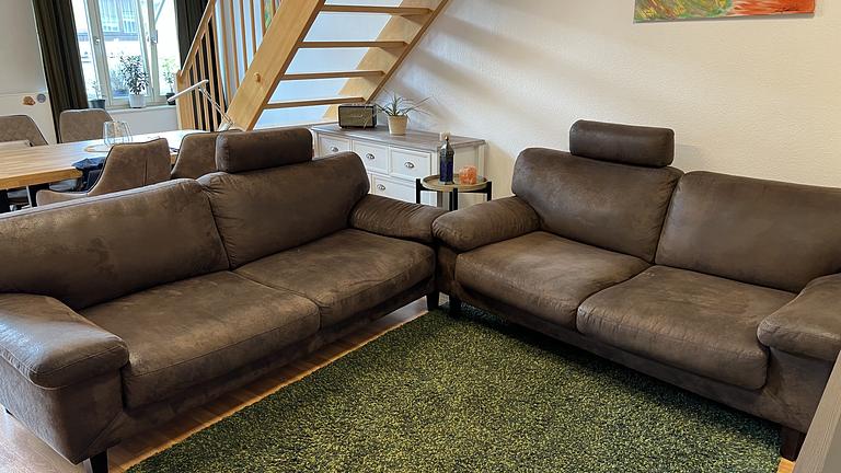 Zwei Sofas Mikrofaser-Lederoptik in braun - gepflegt und bequem