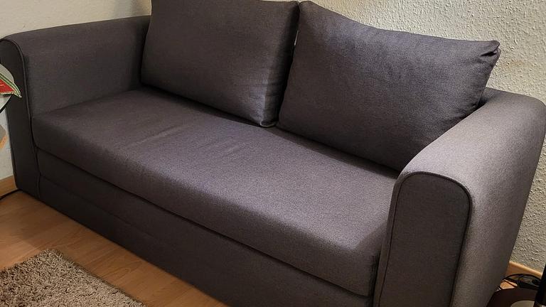 NEUWERTIGES UND MODERNES SCHLAFSOFA MIT KISSEN