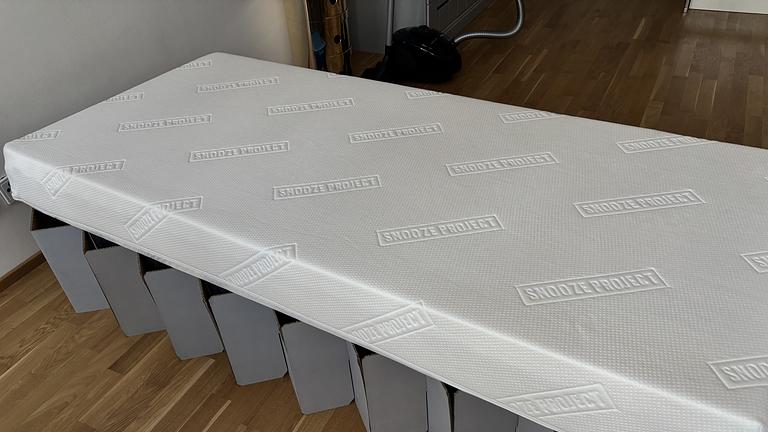 Papp-Bett von Roominabox, mit oder ohne Matratze zu verkaufen