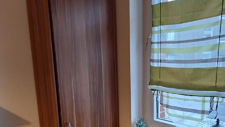 Vorschaubild Reparaturbedürftiger AKTENSCHRANK, braun, 193x55x35 zu verschenk
