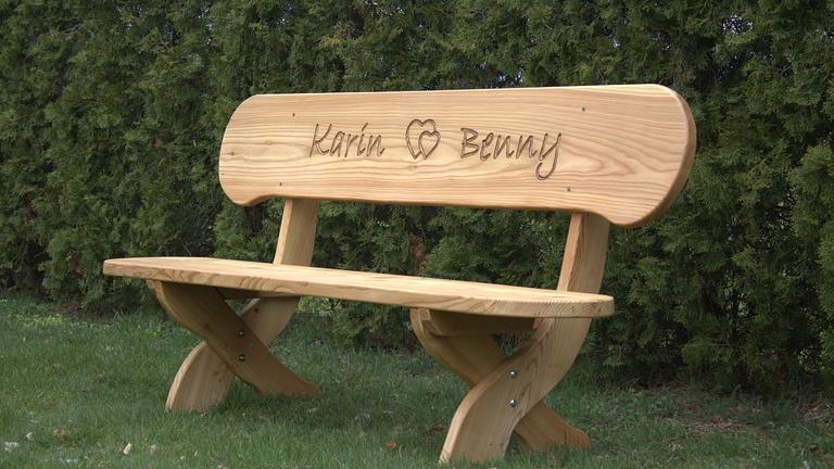 Terrassenbank mit Gravur. Ostern Geschenk. Krongartmöbel.