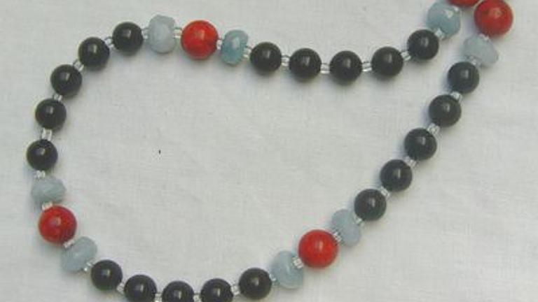 Edelsteinkette mit den Onyx, den Aquamarin und die Koralle
