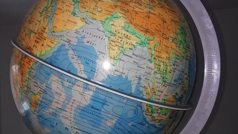 gebe hier als dekoration einen globus und eine schiffsrat uhr ab nur für 8euro