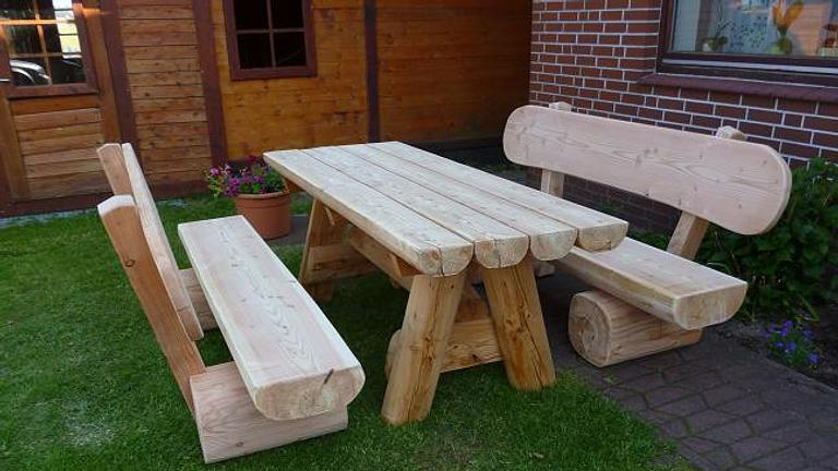 Gartenmöbel aus Lärchenholz. Holzmöbel.