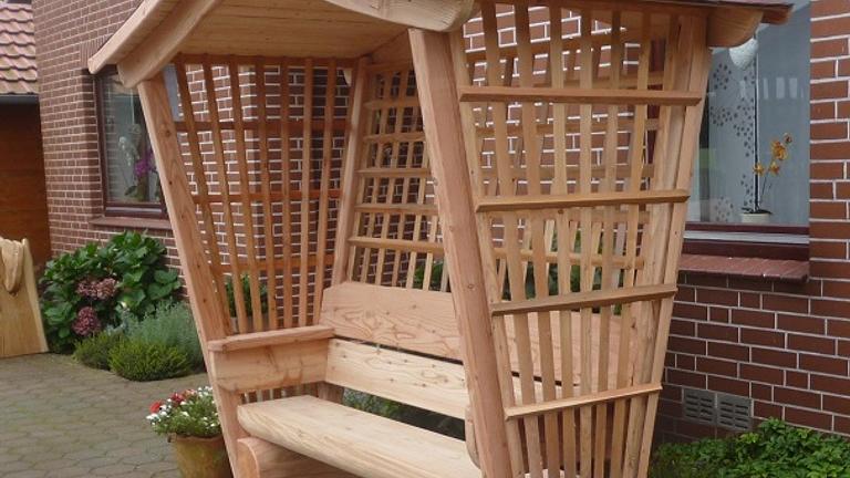 Jubiläumsgeschenk. Gartenlaube. Überdachte Gartenbank. Holzbank.
