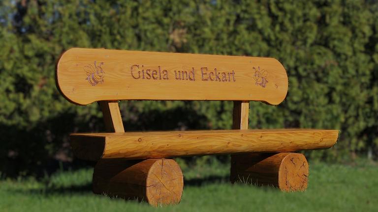 Gartenbank aus Holz mit Gravur. Hochzeitsgeschenk. Jubiläumsgeschenk.