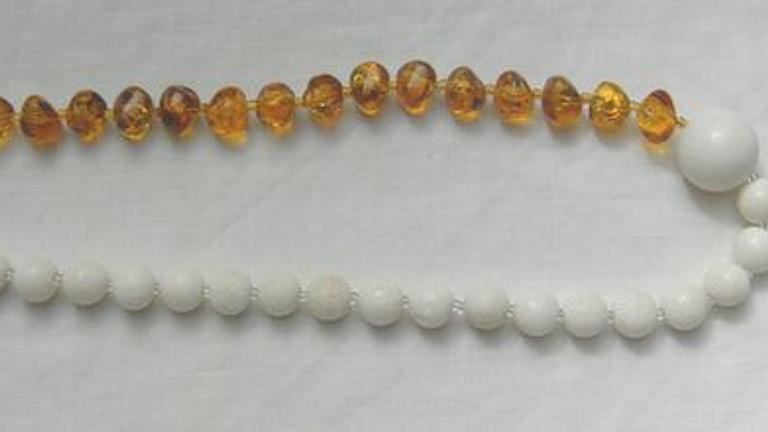 Edelsteinkette, weisse Koralle mit braunen Bernstein