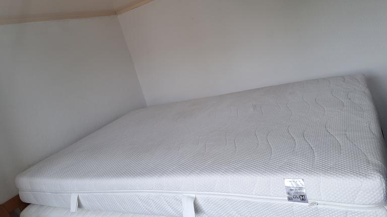 Hartschaummatratze, 1,20 m breit, 2 m lang, H 3, 60 Euro