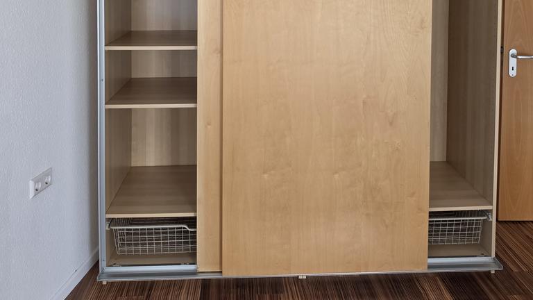Gratis Kleiderschrank an Selbstabholer abzugeben