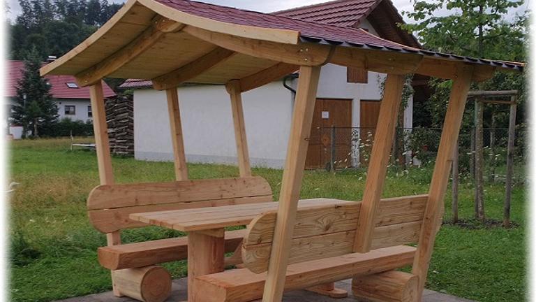 Überdachte Sitzgruppe. Gartenlaube. Gartenlaube. Überdachte Möbel.