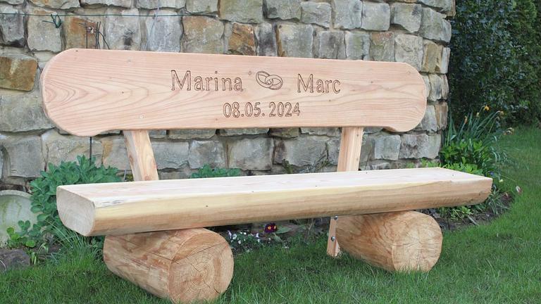 Jubiläumsgeschenk. Holzbank mit Gravur. Geburtstagsgeschenk.