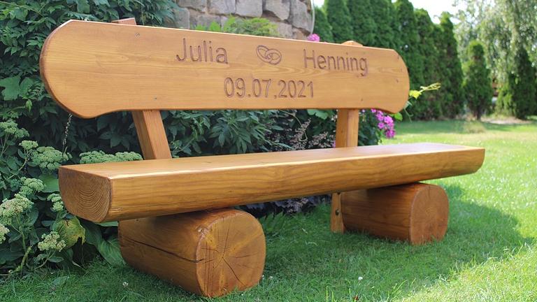 Vorschaubild Gartenbank aus Lärche mit Gravur. Hochzeitsgeschenk.