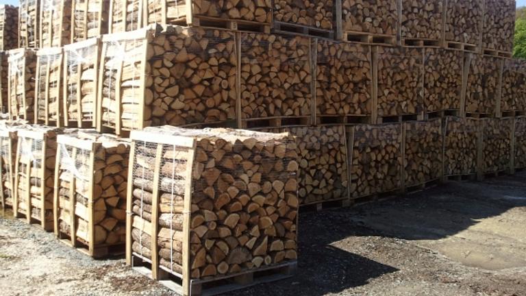 Vorschaubild Brennholz aus einer Mischung von trockenem Holz