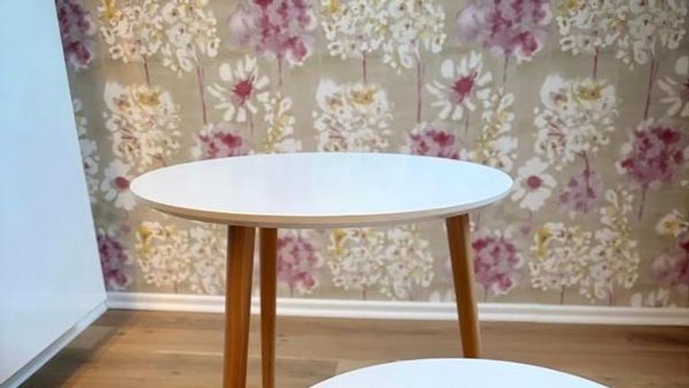 2 moderne Beistelltische